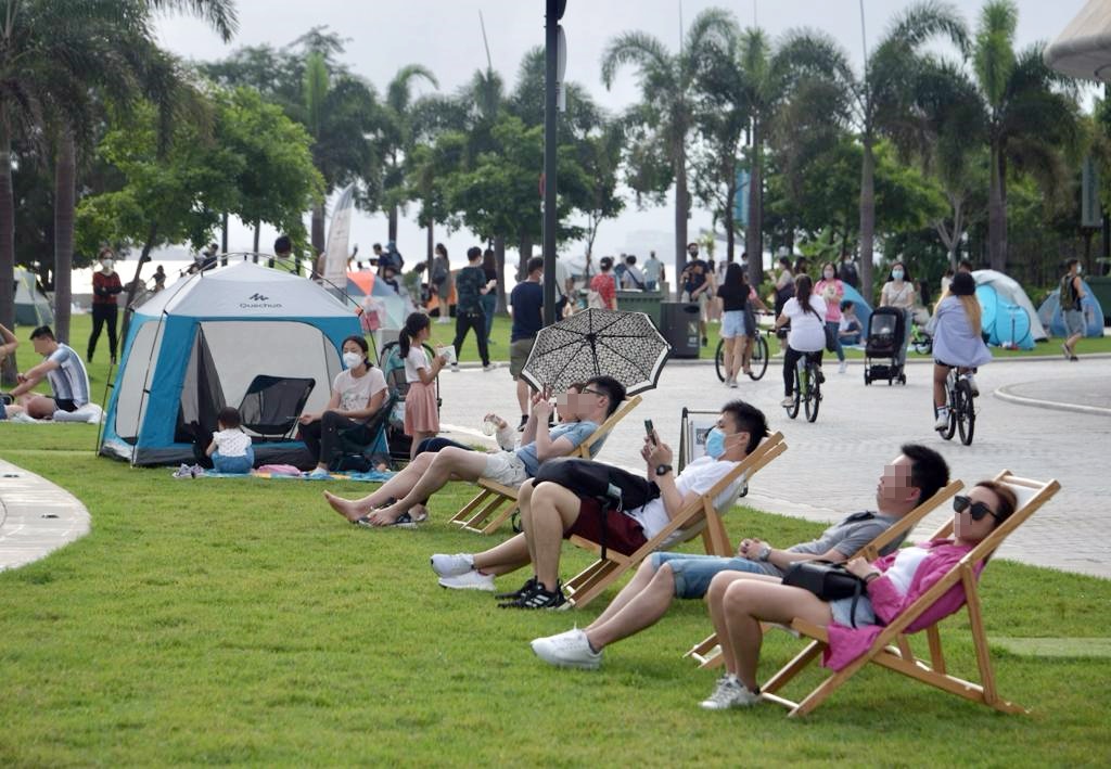 市民在西九文化區海濱長廊遊玩。
