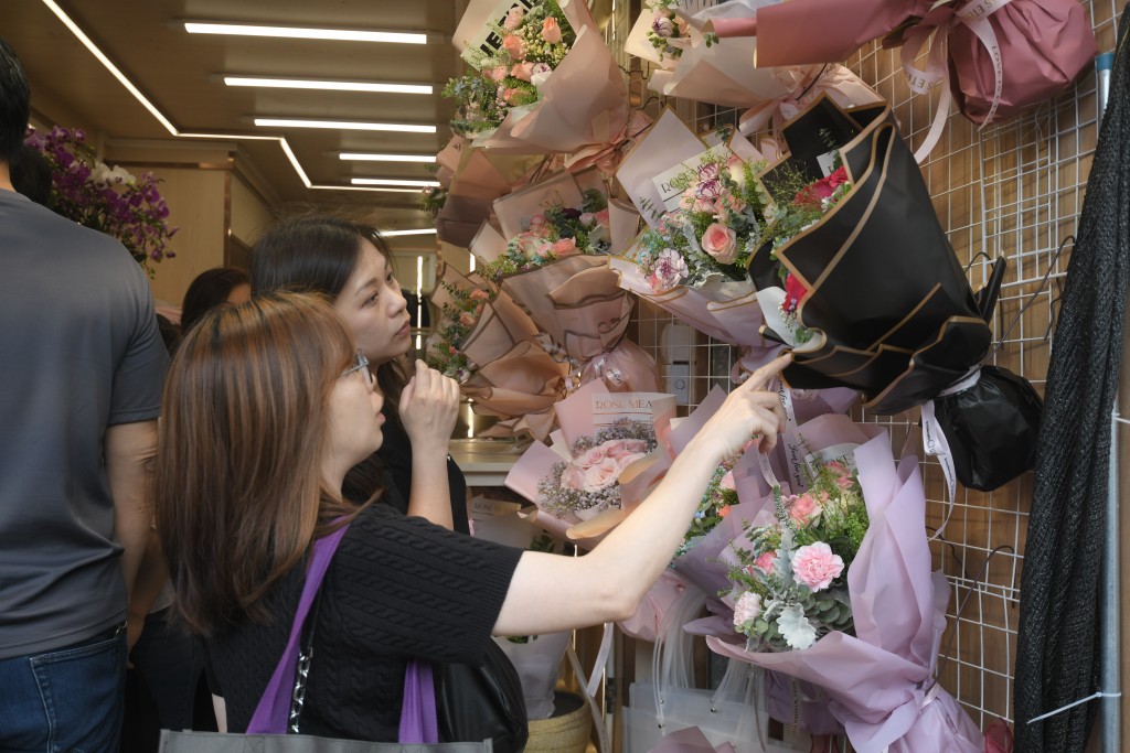 花店为母亲节推出花束套装。