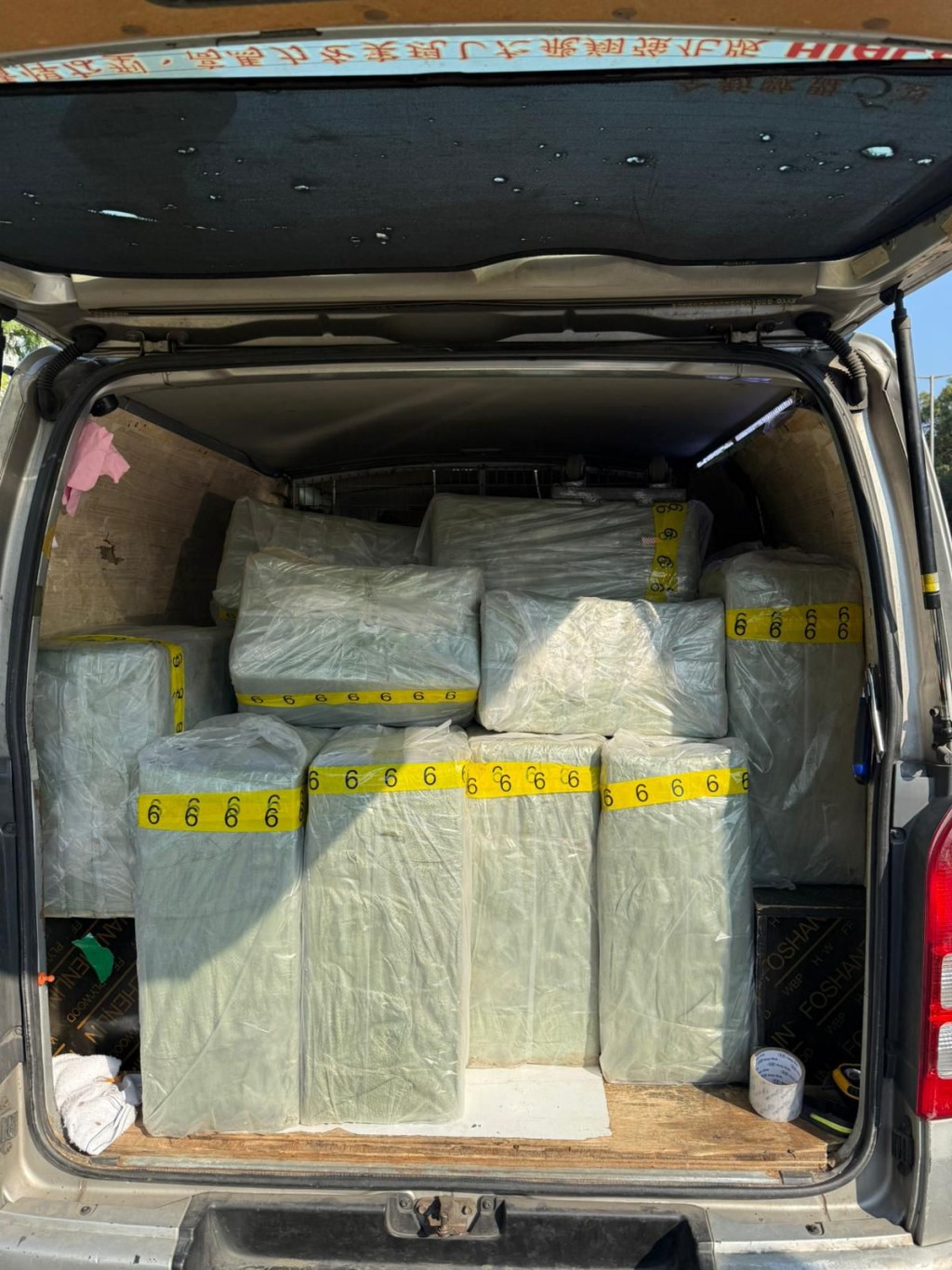 警方在車內搜出40箱（共約31.5萬支）懷疑未完稅香煙。