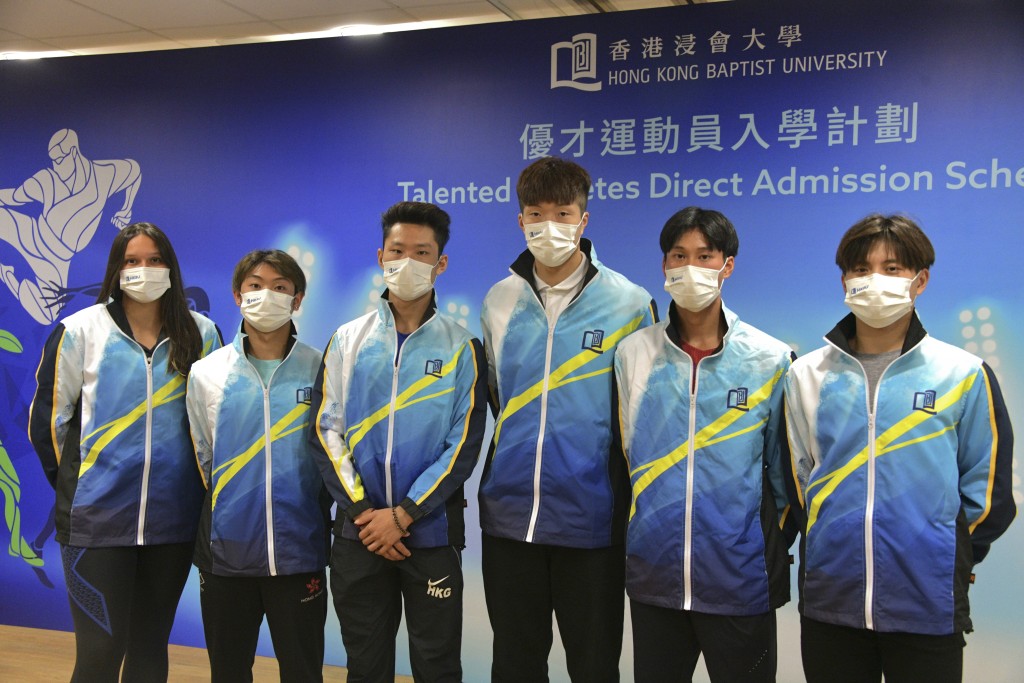 女子七榄代表队在亚运夺铜，卫炳江向队员之一霍山文(左)表示祝贺。资料图片
