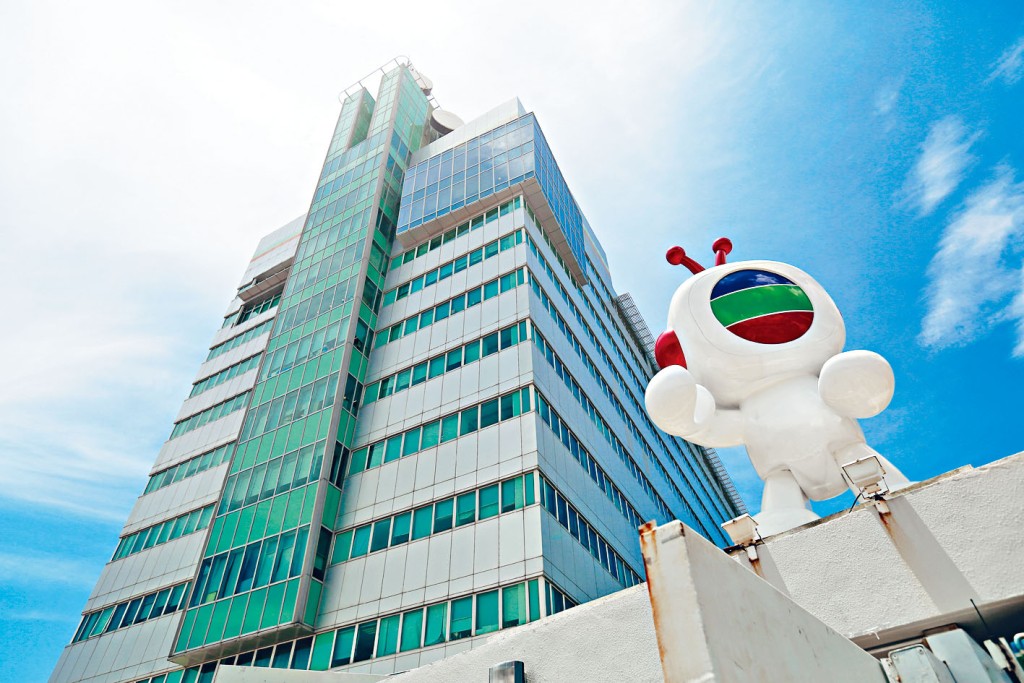 警方拘捕三名涉恐嚇無綫電視廣告客戶的男女，無綫表示高興得悉警方拘捕涉嫌人士。