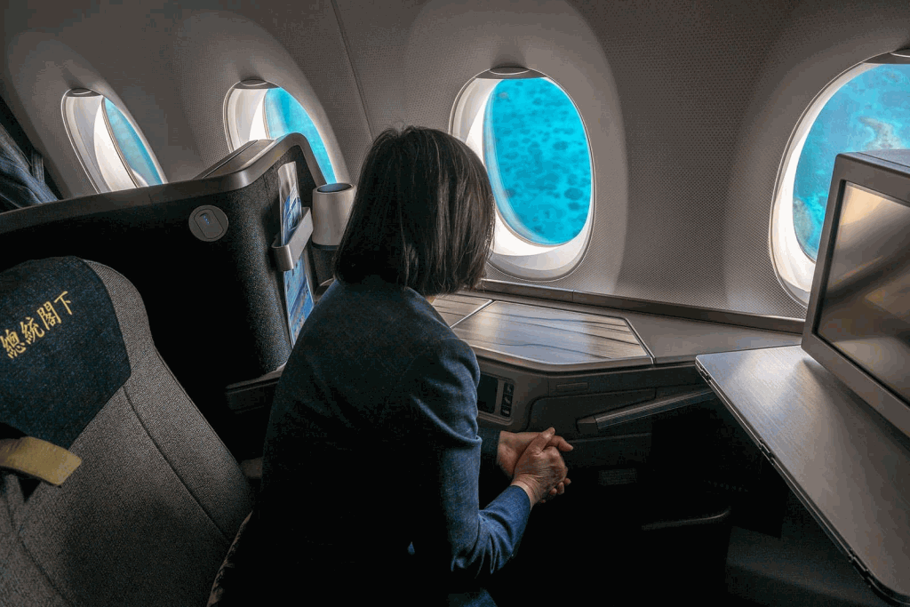 蔡英文出访伯利兹，透过飞机窗鸟瞰伯利兹著名的大蓝洞。FB
