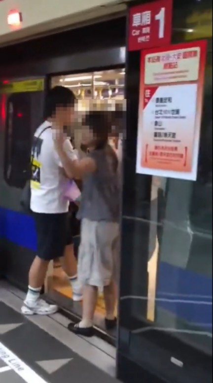 港男在台北捷运站内喝饮料遭劝阻，同行女却称“只喝了一口”，最后怒比中指才离去。X