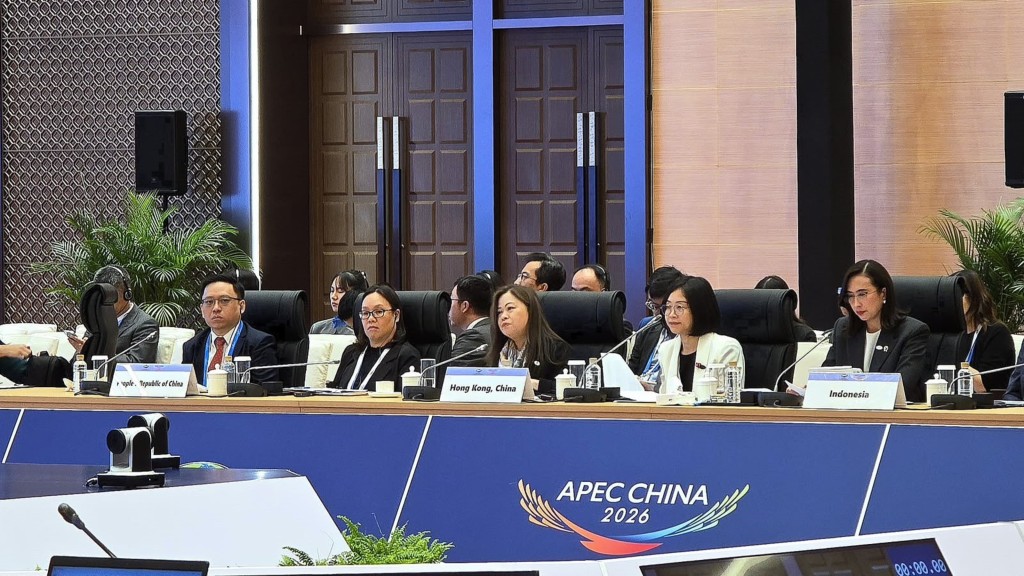 羅淑佩（前排中）在澳門第十三屆亞太區經濟合作組織旅遊部長會議一個討論環節中，與其他與會者分享香港的策略方向，如何融入數碼及智慧科技以推動旅遊業經濟增長。