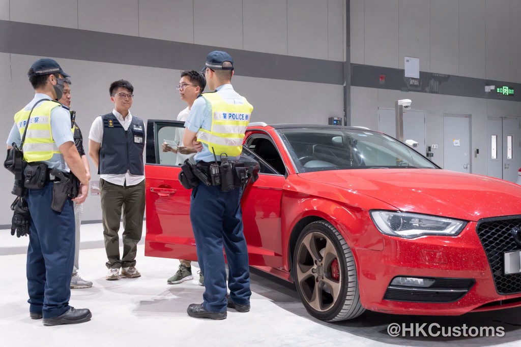 演習除了車輛正常通關流程之外,亦模擬演練車輛出入境時發生的特別情況。海關Facebook 演習除了車輛正常通關流程之外,亦模擬演練車輛出入境時發生的特別情況。海關Facebook