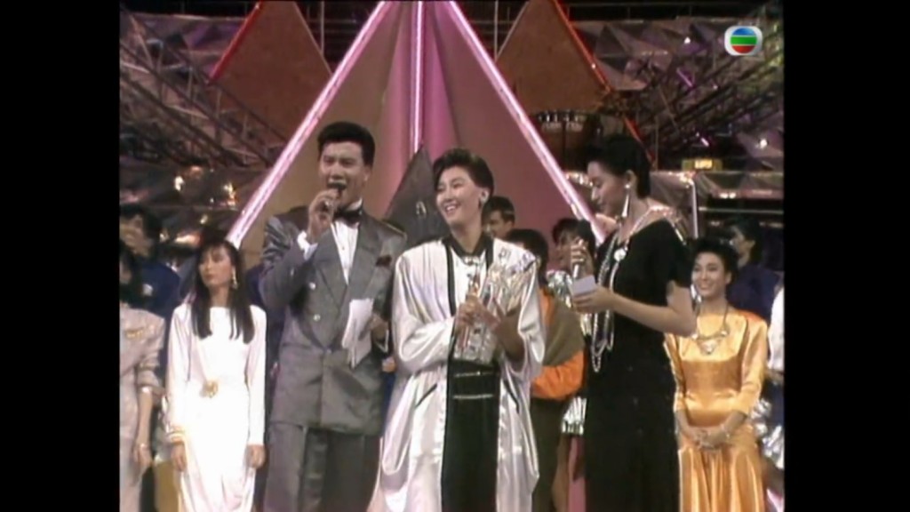 文佩玲击败许志安、黎明，赢得《第五届新秀歌唱大赛》冠军及最佳台风奖。