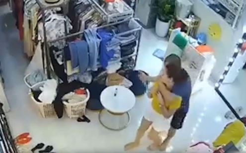 越南服飾店女老闆奪30cm長刀智取淫狼 。  Twitter截圖