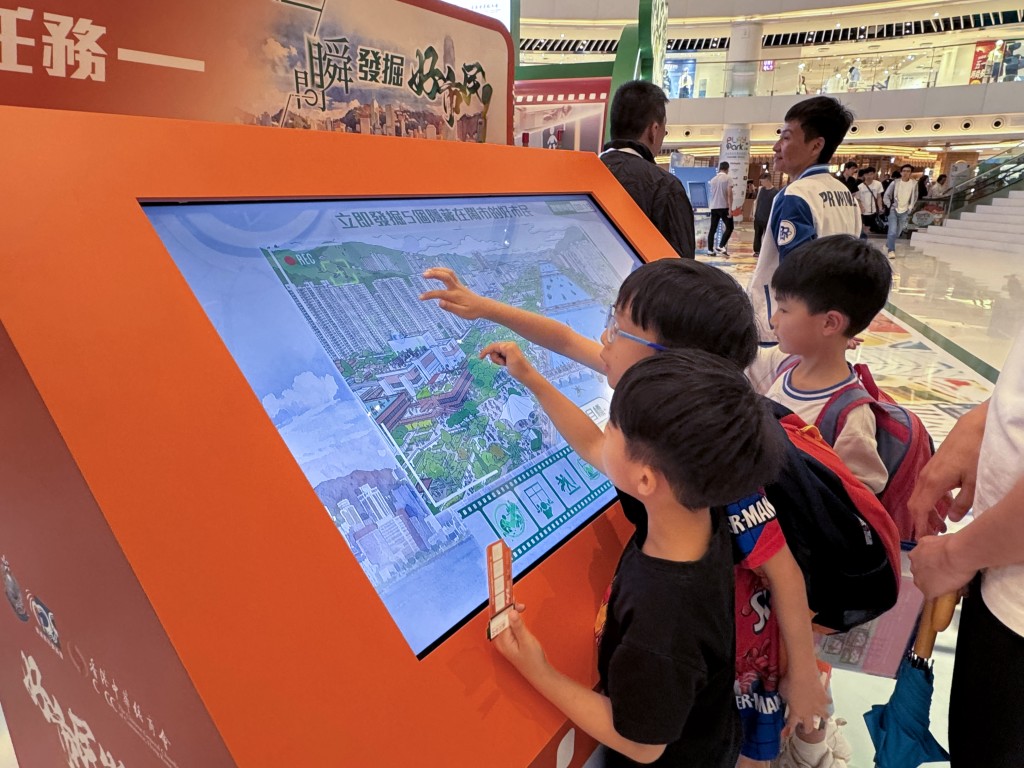 市民踴躍參與展覽互動遊戲。