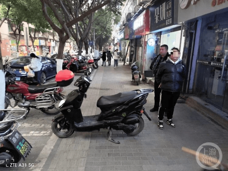 重慶男子男扮女偷白車噴黑人贓並獲。 網上圖片