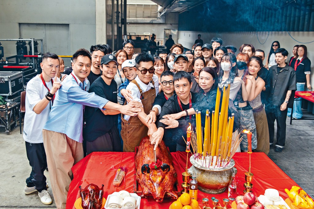 古天樂率宣萱以及愛將胡子彤拜神。