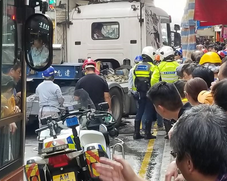 據悉需要燒焊，拆除行人路鐵欄。網民Ken Wong 攝