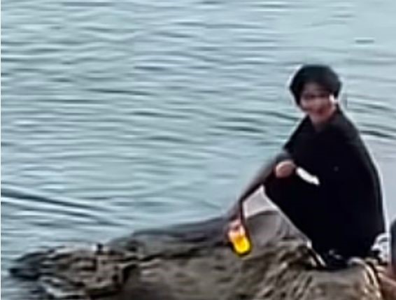 少女落水遇溺后，只有金发女试图营救，但另一男伴则只在岸边饮奶茶。