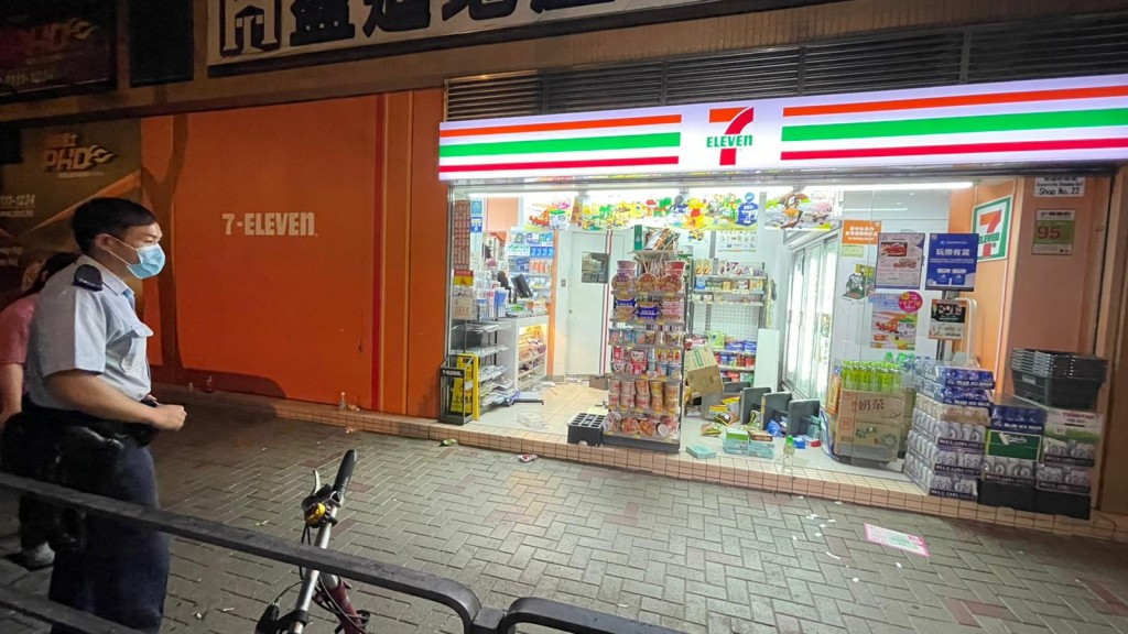 粉嶺一名男賊闖便利店聲稱打劫被無視,遭職員擊退。