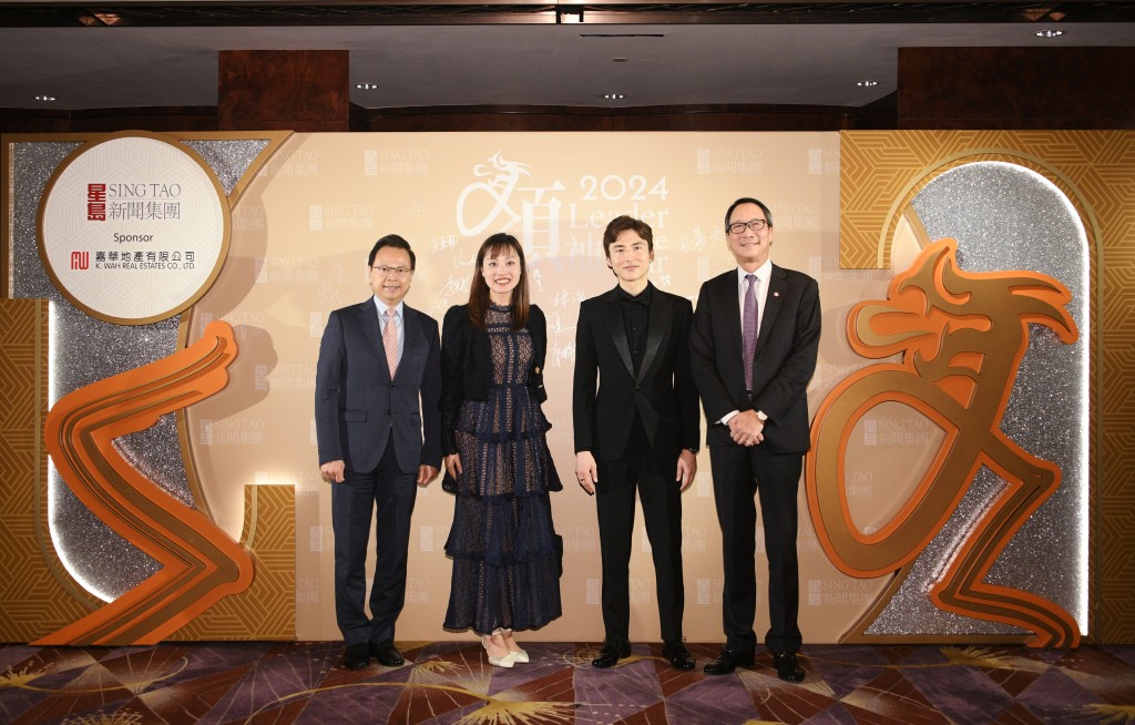 星島新聞集團主席蔡加讚(右二)與創新科技及工業局副局長張曼莉(左二)合照。 星島新聞集團主席蔡加讚(右二)與創新科技及工業局副局長張曼莉(左二)合照。