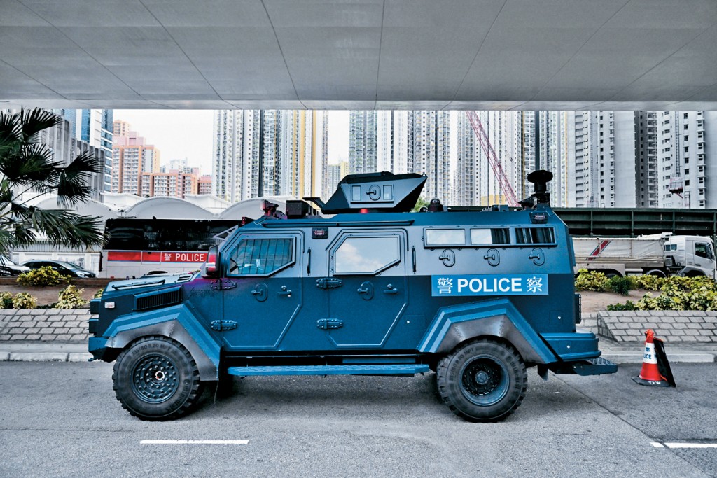 警方「剑齿虎」装甲车在现场待命。