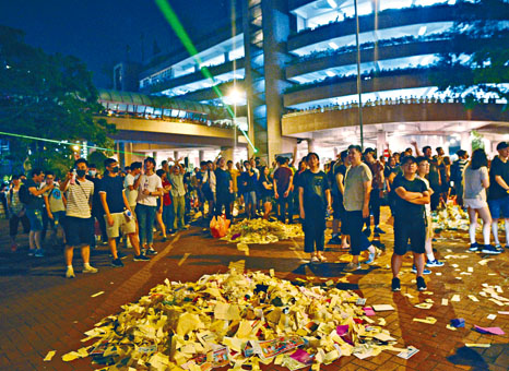■有數百名網民以參加祈福除惡晚會為名，在黃大仙宿舍外燒衣紙及叫囂。