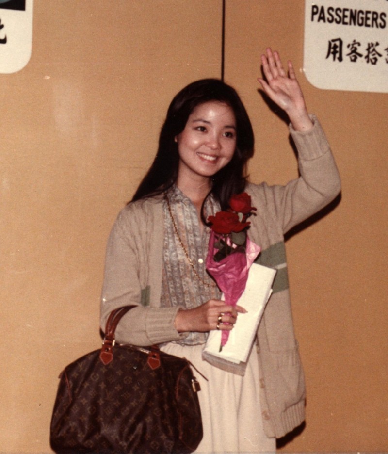 最近一張鄧麗君在1978年拎着LV Speedy現身香港啟德機場的照片在網上流傳。
