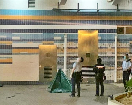 警方以帳篷遮蓋死者遺體。網圖