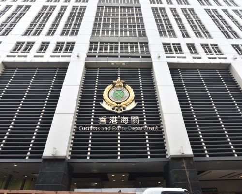 一名裝修公司東主疑銷售過種中誤導顧客被海關拘捕。