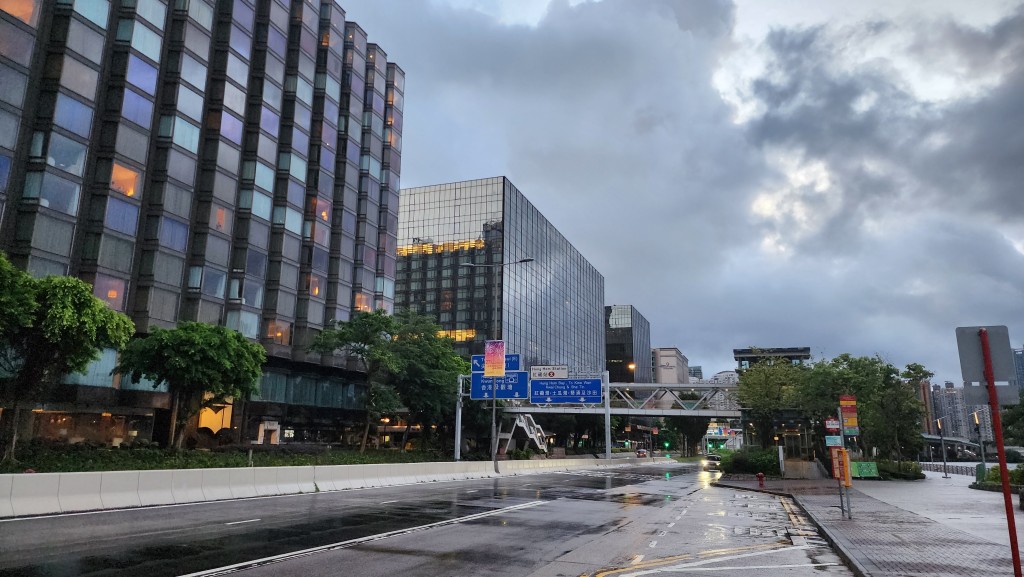 間中有驟雨及狂風雷暴。黎志偉攝