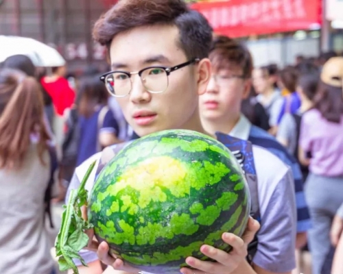 陝西師範大學為1.8萬名學生派5000個西瓜消暑。網上圖片