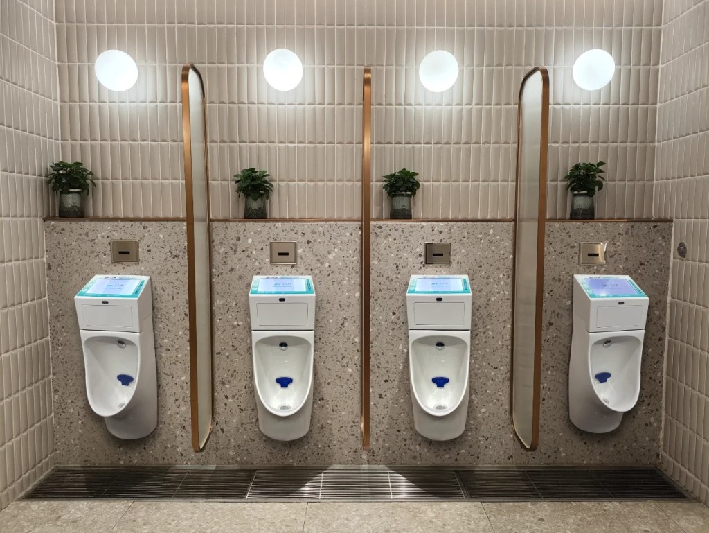 內地許多公共場所的男洗手間也有裝設類似的「智能尿兜」。