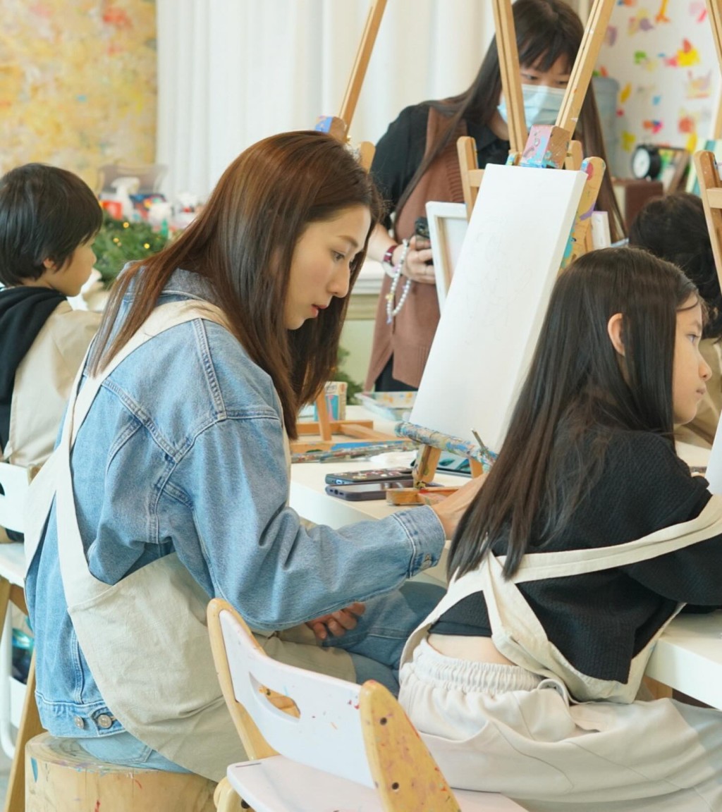 鍾嘉欣早前帶子女畫畫，她還指自己已有20年沒有畫畫。