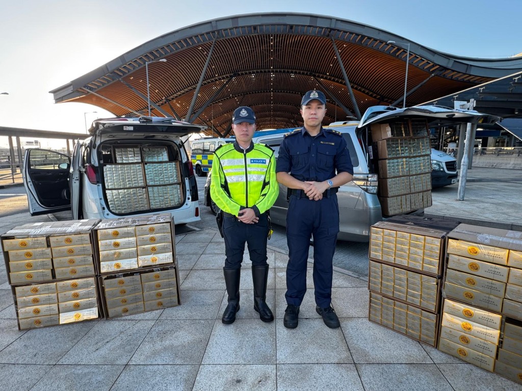 行動中,海關及警方共檢獲27萬支私煙,市值約140萬元。 行動中,海關及警方共檢獲27萬支私煙,市值約140萬元。