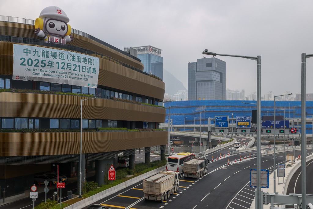 中九龙绕道油麻地段通车后首个工作天。