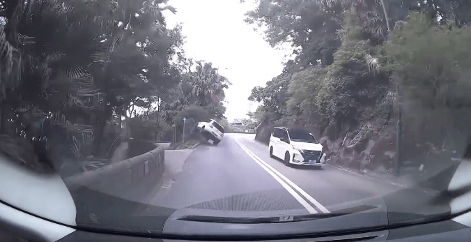 私家车铲上壆。fb 交通意外求片区 Steve Yeung截图 