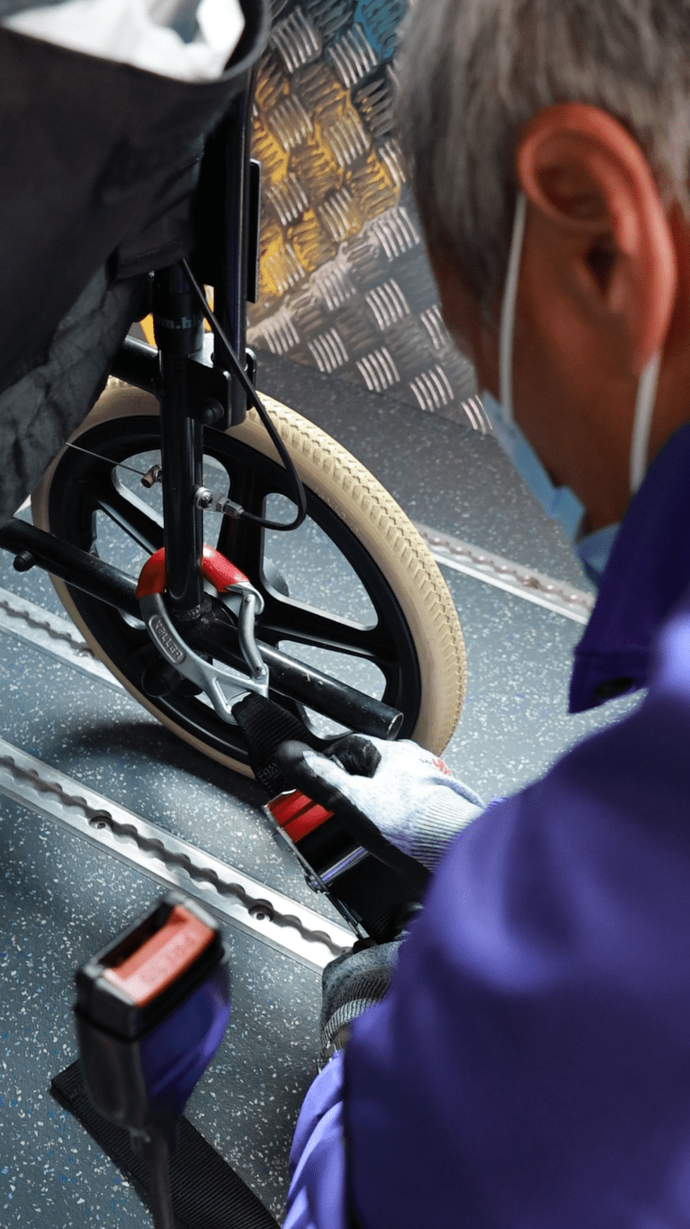 院車佩備四點鎖,按指引鎖實輪椅,確保每一個院友的安全 院車佩備四點鎖,按指引鎖實輪椅,確保每一個院友的安全