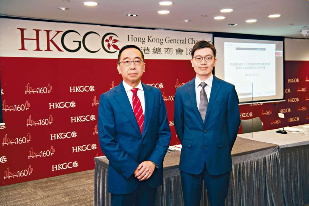 總商會總裁梁兆基（左）提醒企業，不宜過分樂觀。