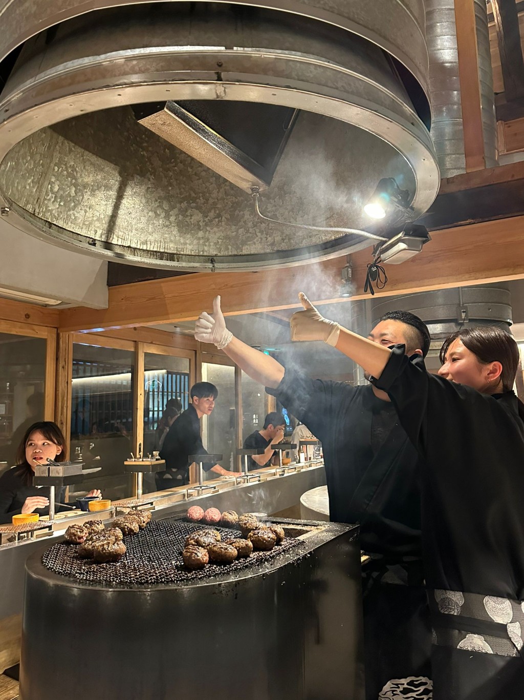 黄杰龙表示为开业认真准备，送员工到日本培训整个月。图为京都「挽肉と米」餐厅