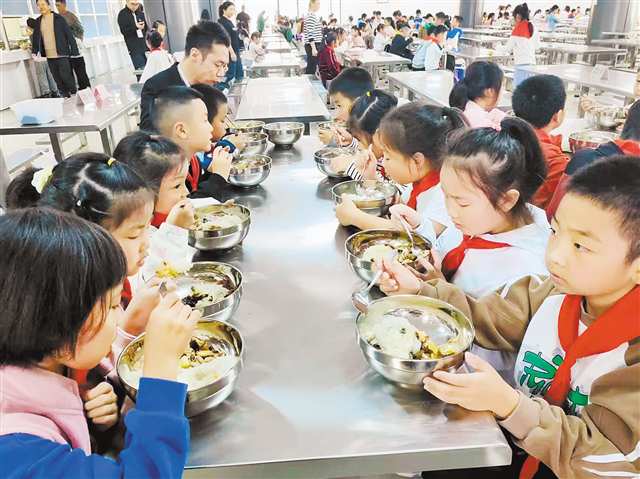 國家全力保障學生饍食質素,嚴打校園餐腐敗。人民網 國家全力保障學生饍食質素,嚴打校園餐腐敗。人民網