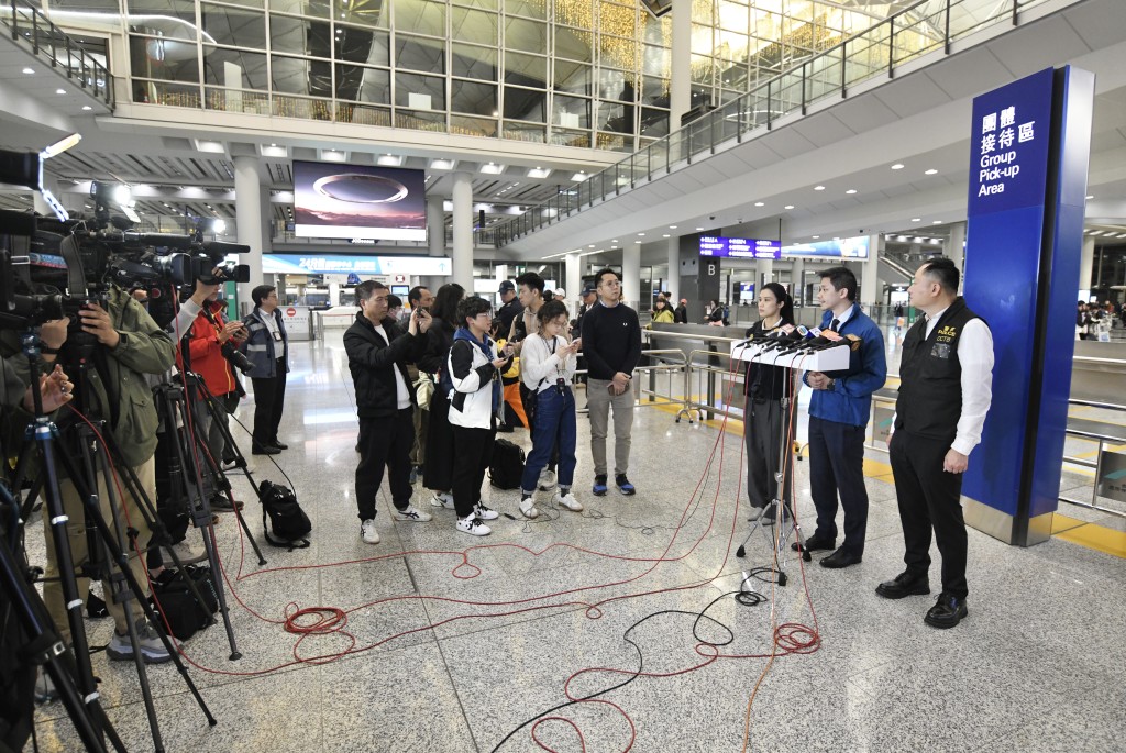 保安局助理秘書長（緊急事故支援組）袁栢基總結赴泰國跟進個案的情況。何君健攝