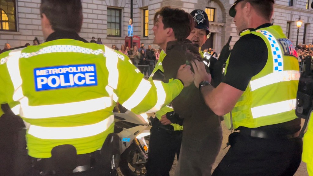 早前一名踩roller的男子疑阻礙王室車隊亦被警方拘捕。REUTERS