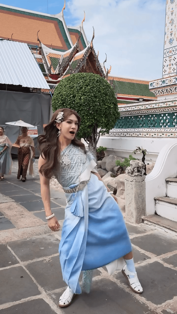 馮顯藝穿上泰服扮女人,更與友人講露骨說話,行為被網民批評失禮。 馮顯藝穿上泰服扮女人,更與友人講露骨說話,行為被網民批評失禮。
