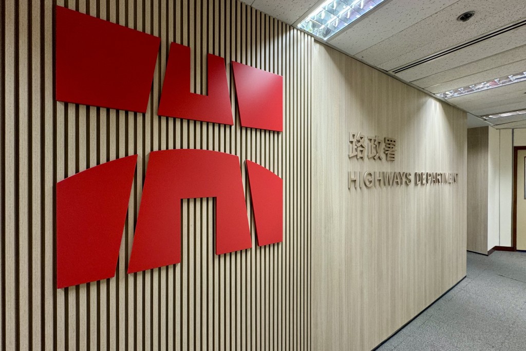 路政署最近也先後分批安排了兩次參觀駐港部隊展覽中心 路政署最近也先後分批安排了兩次參觀駐港部隊展覽中心