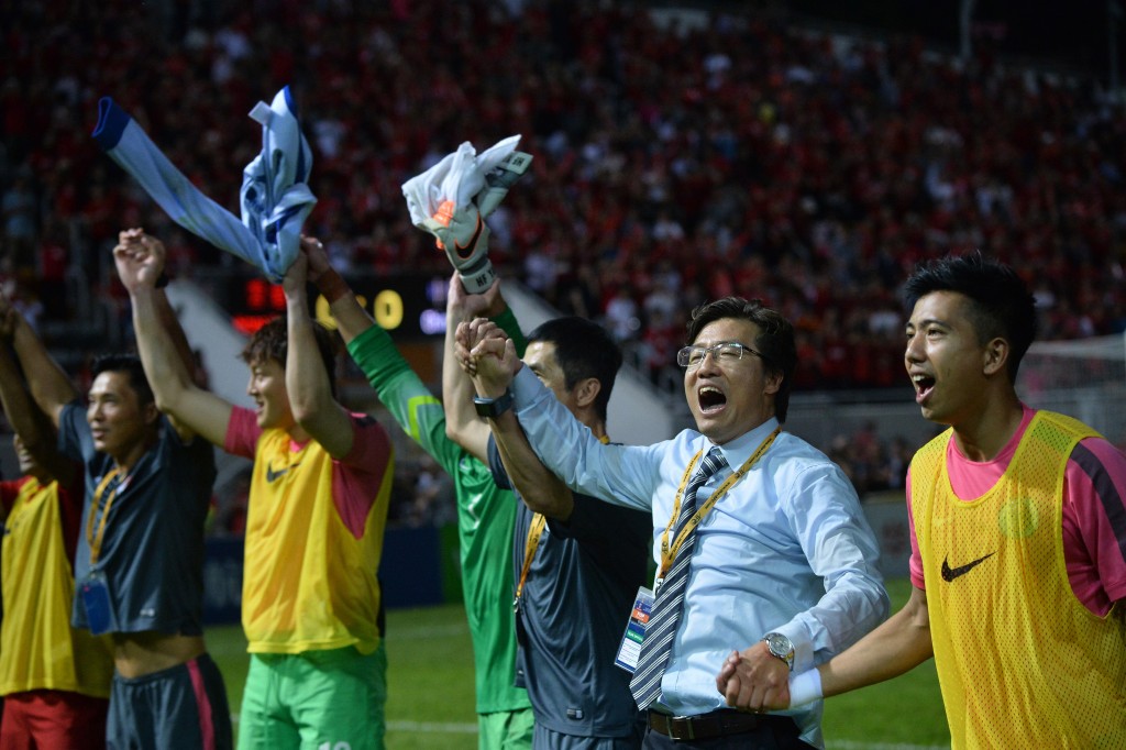 時任教練金判坤(右二)賽後帶領港隊全員繞場一周,答謝球迷支持。 時任教練金判坤(右二)賽後帶領港隊全員繞場一周,答謝球迷支持。