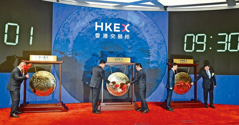 上市首日股價表現平平，三隻新股分別一升一平一跌。