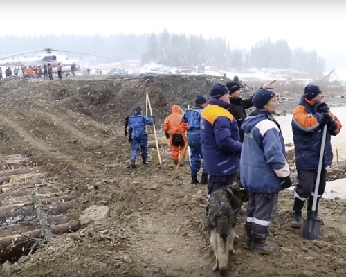 当局派出300人和及出动6架直升机协助救援。AP 