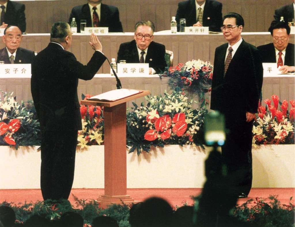 董建華1997年7月1日宣誓就任行政長官,由總理李鵬(右)監誓。資料圖片