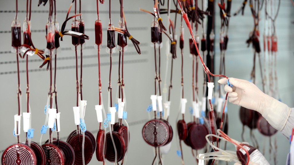 血液中心人員正在濾除血液中的白細胞。 新華社