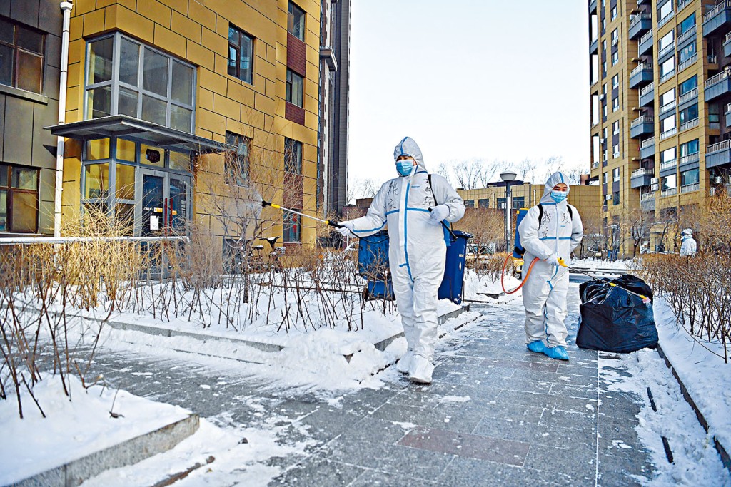 ■吉林長春某涉疫情小區，工作人員正在進行消毒工作。