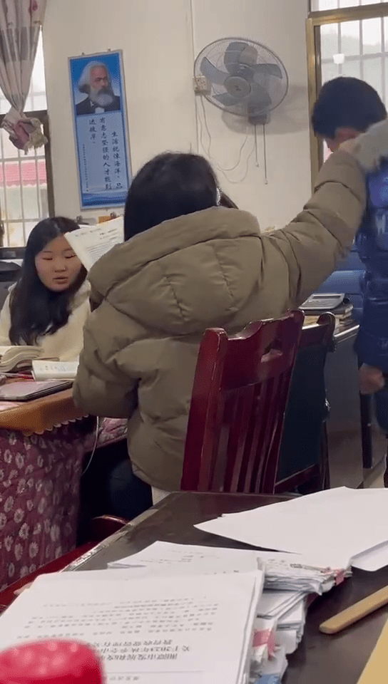 女老師伸手狂搣學生臉：「最小的得數是幾？告訴我，是多少？」