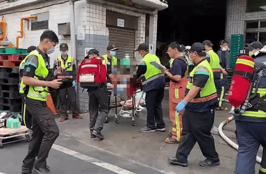 聯華食品彰化廠大火，消防員救出受困工人。中時