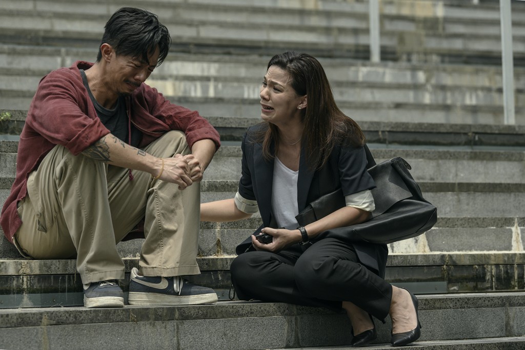 掌力深厚的Rosa對於自己連番掌摑阿聰雖感不好意思。