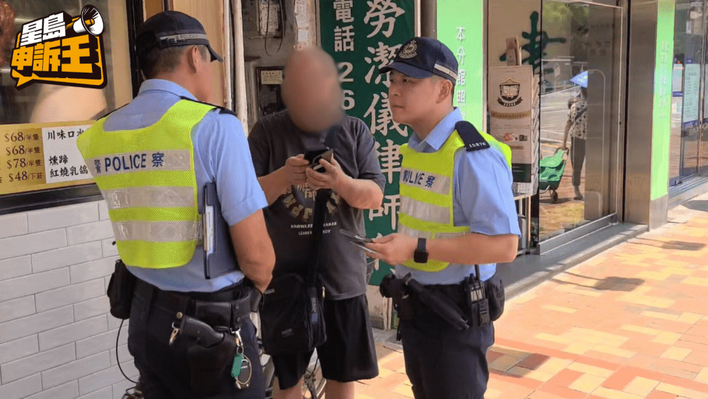 被截停的男子接受警员查问，其后被票控。