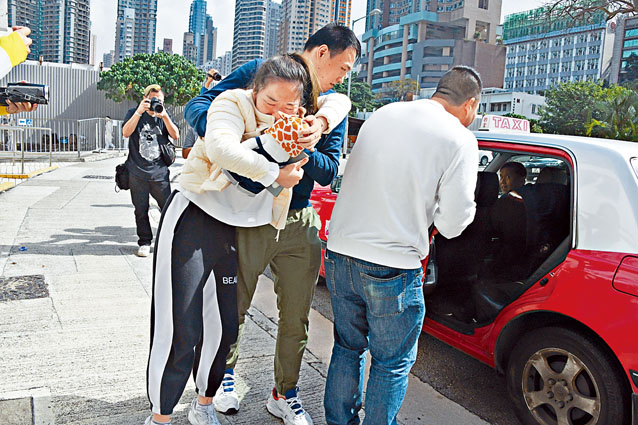 男童母親抱着愛兒的毛公仔認屍，悲慟欲絕。
　　