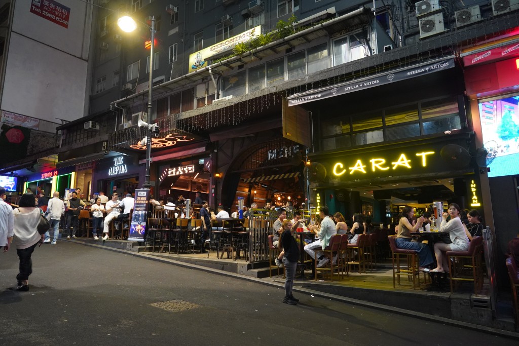 酒吧的總收益以價值計及數量計分別下跌2.5%及4.1%。資料圖片